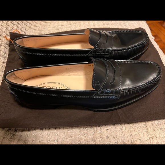 Tod’s Gommino Driving Shoes - Picture 2 of 9